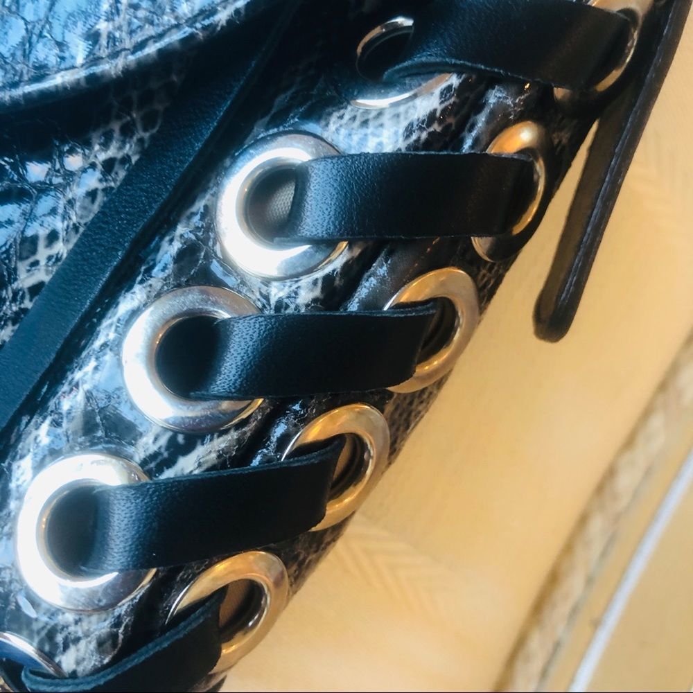 PRICE⬇️Stuart Weitzman Leather Reptile Emboss Bag🌺 - Picture 4 of 13